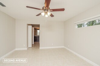 1055 Tolson St SE in Palm Bay, FL - Foto de edificio - Building Photo