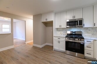 90 Bank St, Unit 02-231 in Elmwood Park, NJ - Building Photo - Building Photo