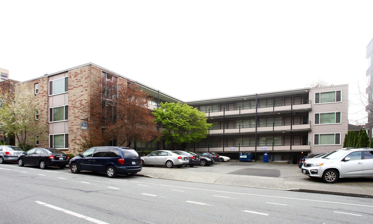 Clifton Apartments in Seattle, WA - Building Photo