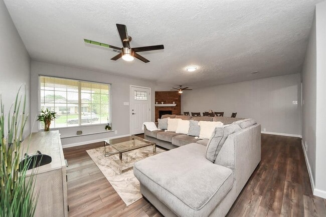3111 Tanglebriar Dr in Pasadena, TX - Building Photo - Building Photo