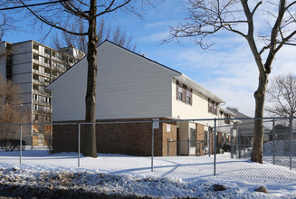 Amesbury Rosalind Apartments in Cleveland, OH - Building Photo - Building Photo