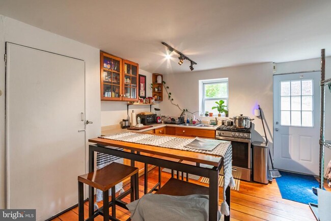 1221 Marlborough St, Unit R2 in Philadelphia, PA - Building Photo - Building Photo