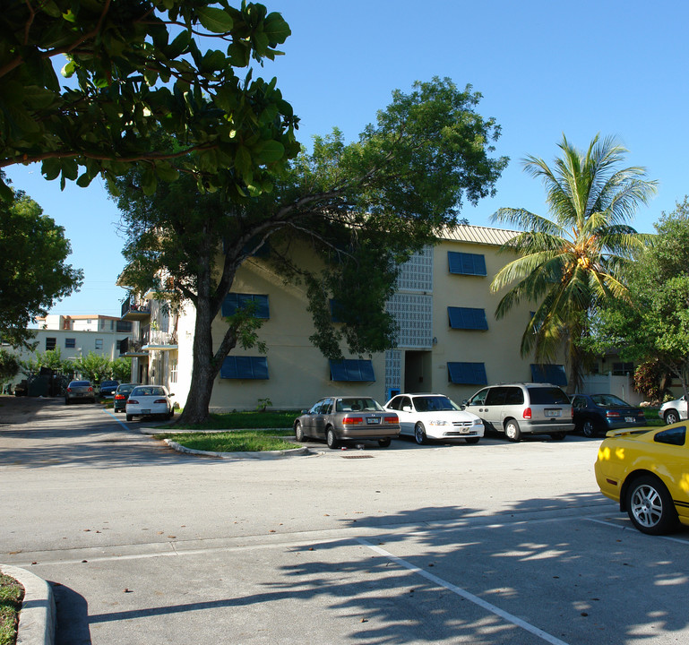 2270 NE 171st St in North Miami Beach, FL - Building Photo