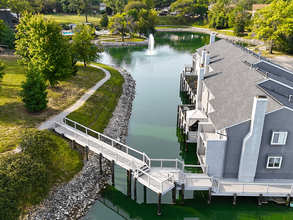 Vicino on the Lake in St. Louis, MO - Foto de edificio - Building Photo