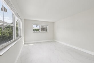 The Oaks Apartments in Bay Harbor Islands, FL - Foto de edificio - Building Photo