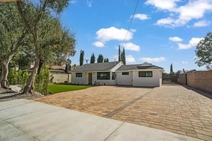 21330 Lemarsh St in Chatsworth, CA - Building Photo