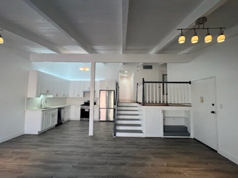 7924 Woodman Ave in Los Angeles, CA - Building Photo