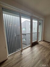 5750 Hollywood Blvd, Unit 712 in Los Angeles, CA - Building Photo - Building Photo