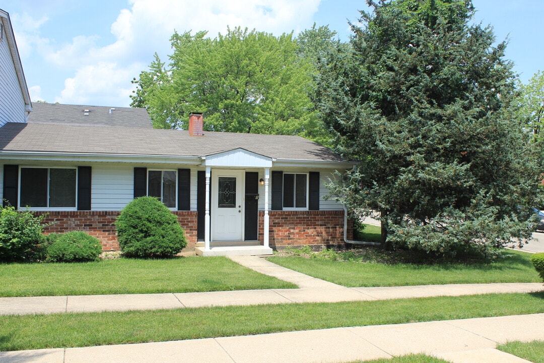 10S420 Echo Ln, Unit 4 in Willowbrook, IL - Building Photo