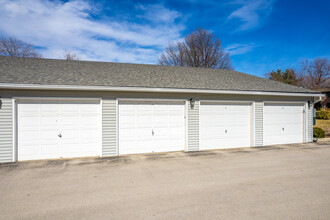 Crossroads Colony Condominiums in West Des Moines, IA - Building Photo - Building Photo