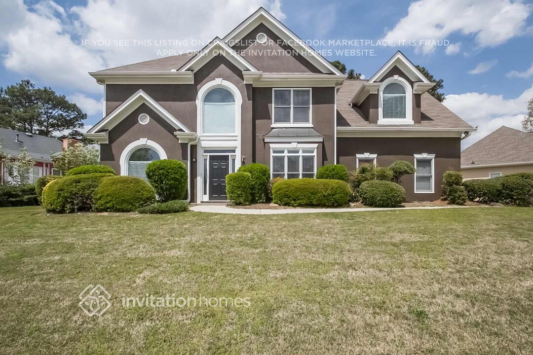 6842 Gledhill Way in Stone Mountain, GA - Foto de edificio