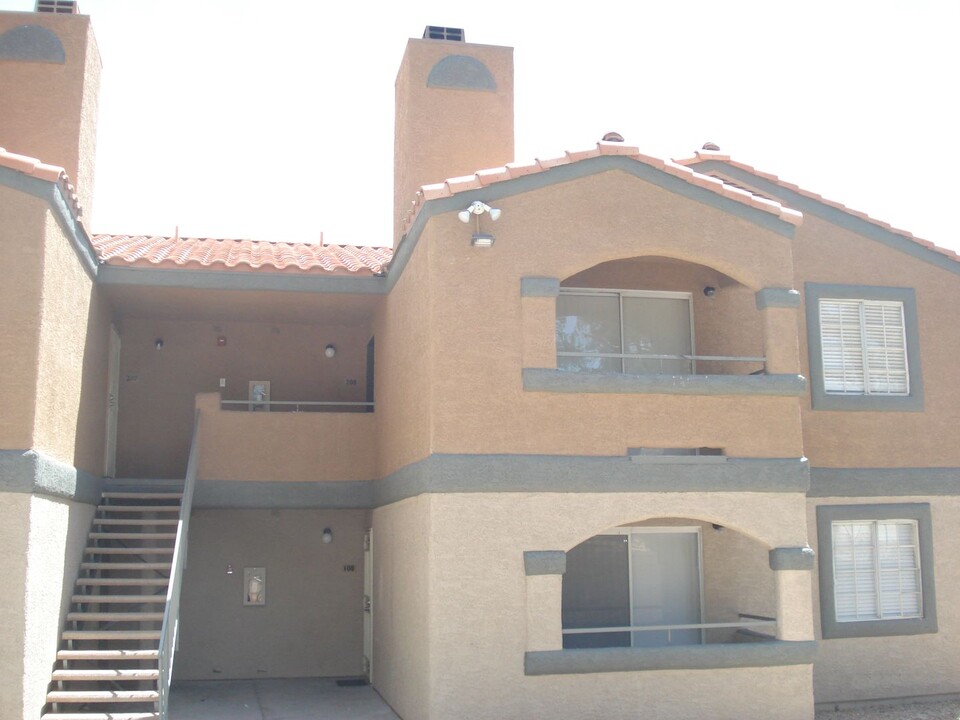 221 Mission Newport Ln in Las Vegas, NV - Building Photo