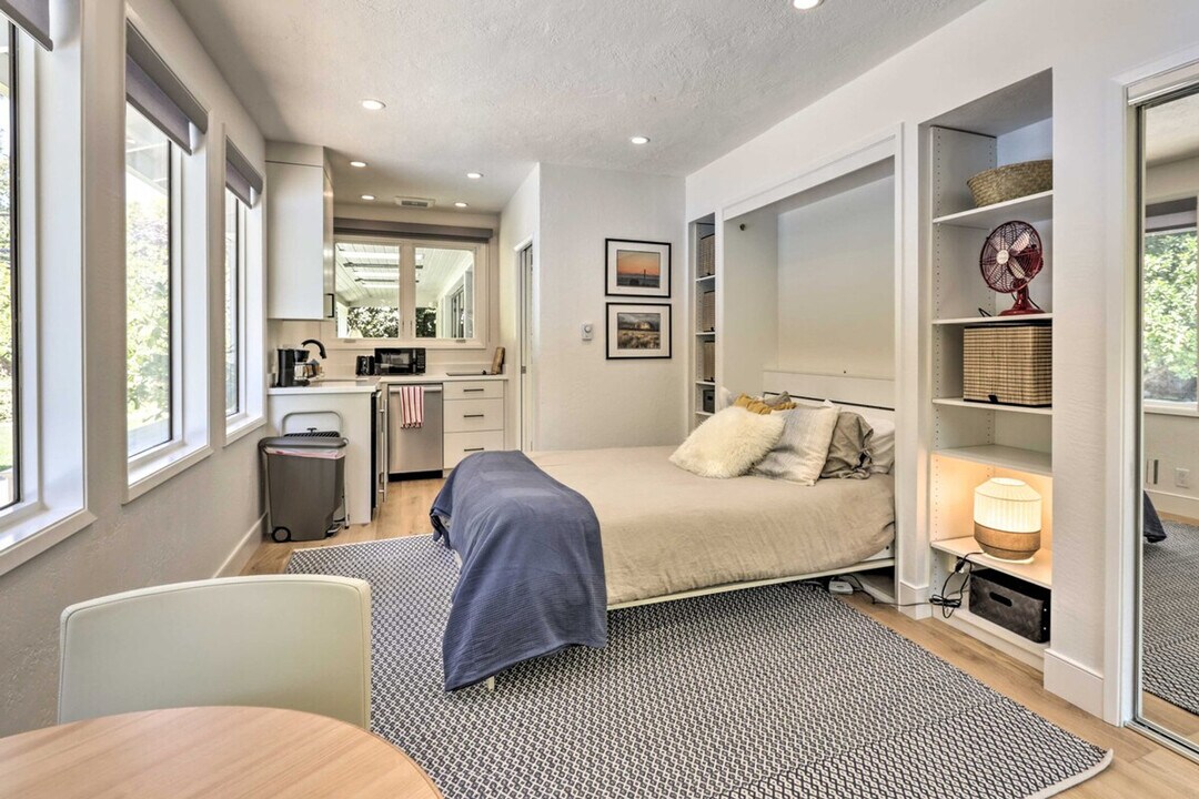 155 E Creek Dr in Menlo Park, CA - Building Photo