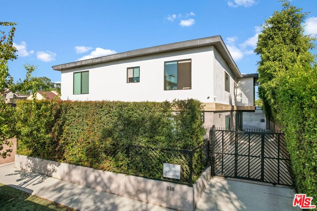 838 N Mansfield Ave in Los Angeles, CA - Building Photo - Building Photo