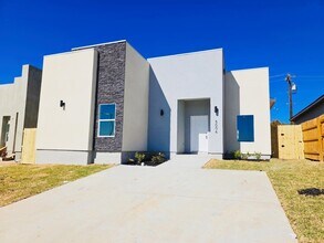 5006 Cherimoya Ln in Laredo, TX - Building Photo - Building Photo