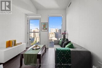 238 Simcoe St in Toronto, ON - Building Photo - Building Photo