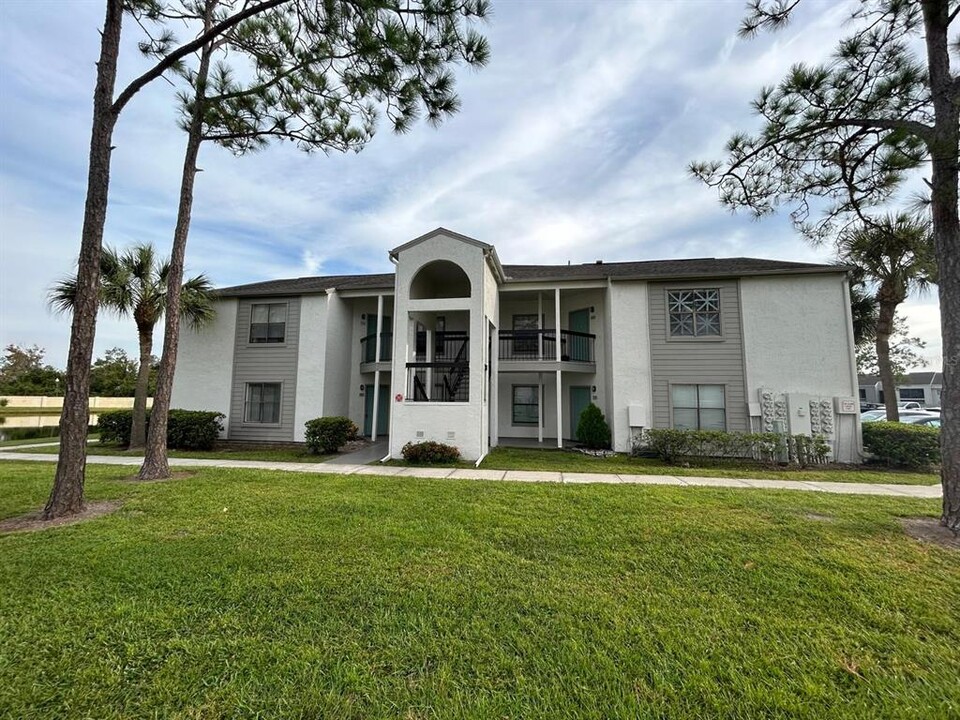 2260 Cascades Blvd in Kissimmee, FL - Building Photo