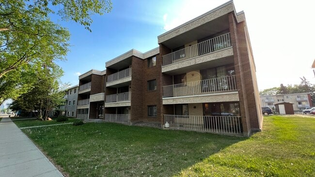 Bay Colony Adult Building in Edmonton, AB - Building Photo - Building Photo