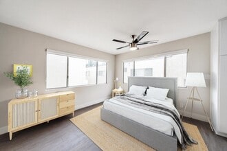 Oasis Apartments in Burbank, CA - Building Photo - Building Photo