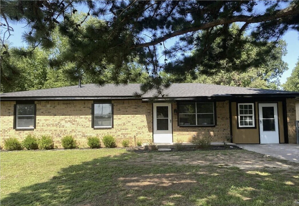504 S Cedar Pl in Tahlequah, OK - Foto de edificio