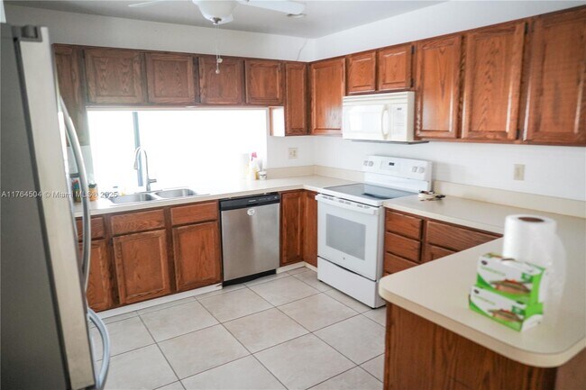 3255 Lakeshore Dr in Deerfield Beach, FL - Building Photo - Building Photo