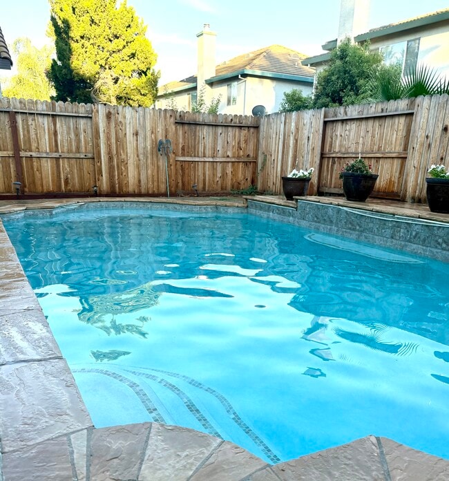 2056 N Bend Dr in Sacramento, CA - Building Photo - Building Photo