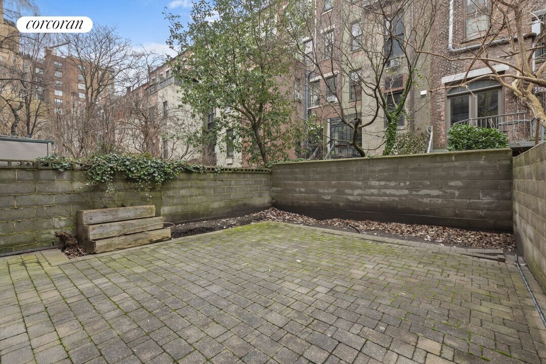 42 W 88th St in New York, NY - Building Photo