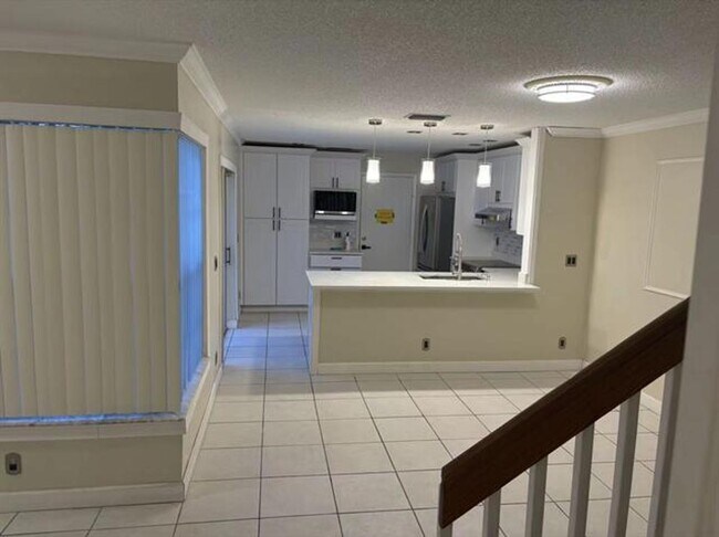 11077 Longboat Dr in Hollywood, FL - Building Photo - Building Photo