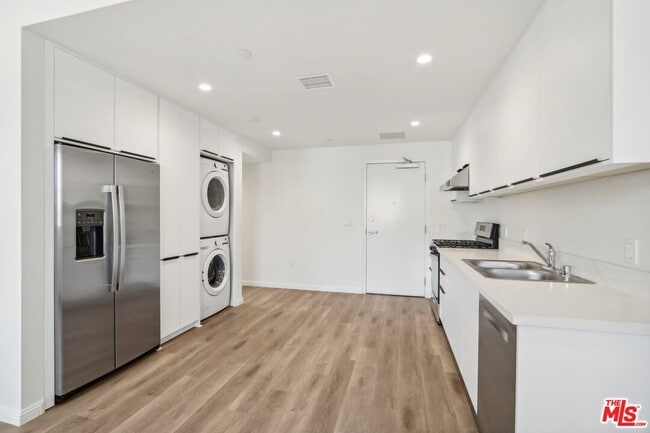 property at 951 S Wilton Pl