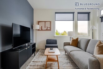 10050 NE 10th St in Bellevue, WA - Building Photo - Building Photo