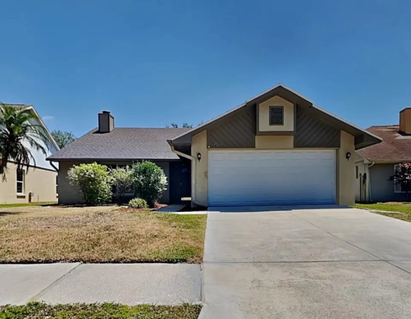 1290 Tuxford Dr in Brandon, FL - Building Photo