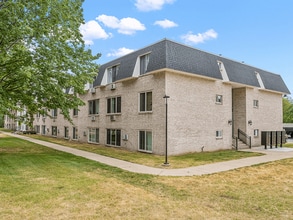 Shores of Roosevelt Park in Muskegon, MI - Foto de edificio - Building Photo