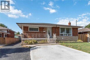 90 Rainbow Dr in Hamilton, ON - Building Photo