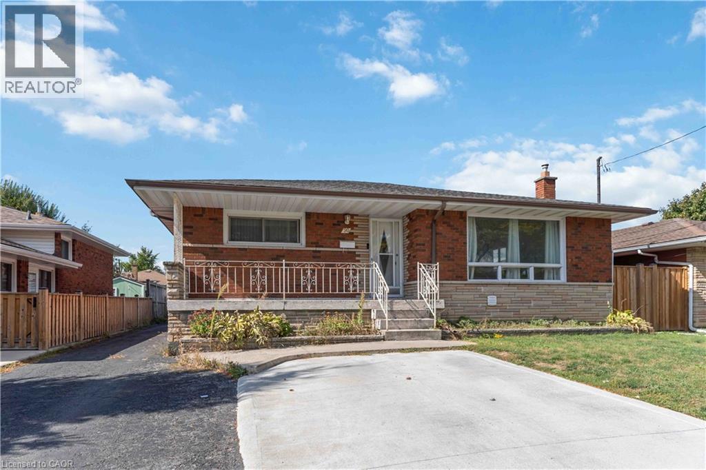 90 Rainbow Dr in Hamilton, ON - Building Photo