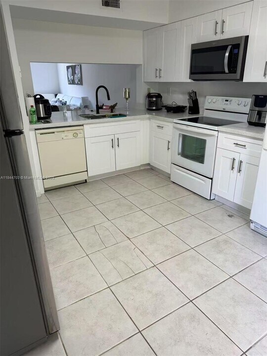 14931 SW 82nd Terrace in Miami, FL - Foto de edificio