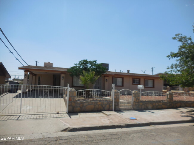 property at 1127 Del Norte St