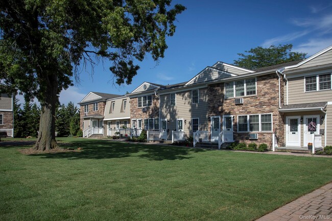 70 Fairfield Way in Commack, NY - Foto de edificio - Building Photo