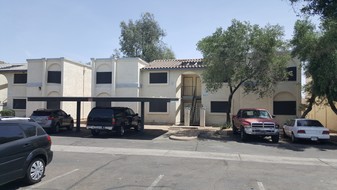 Garden Hills Apartments in Phoenix, AZ - Foto de edificio - Building Photo