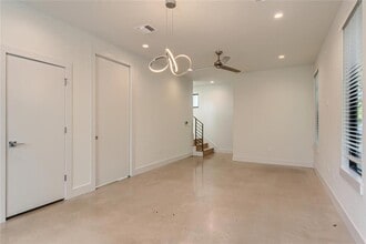 1135 Walton Ln in Austin, TX - Building Photo - Building Photo
