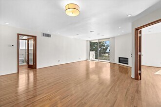 8530 Holloway Dr, Unit 306 in West Hollywood, CA - Building Photo - Building Photo