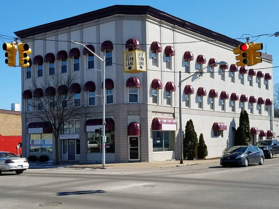 Beck Plaza in Escanaba, MI - Foto de edificio