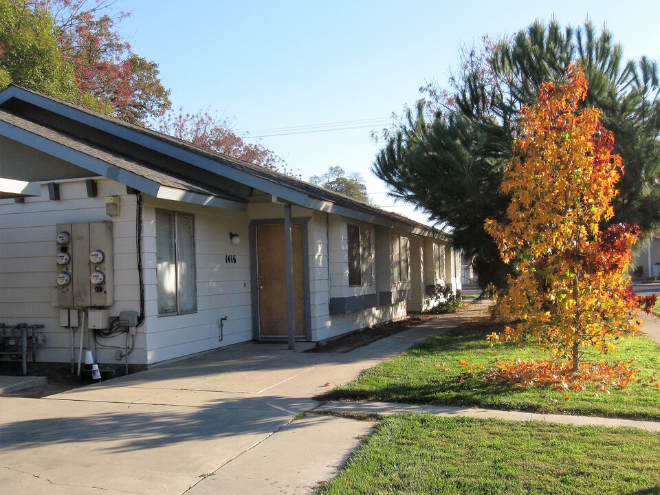 1416 N Liberty St in Visalia, CA - Foto de edificio