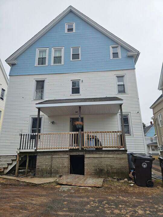 68 Roberts St in New Britain, CT - Building Photo