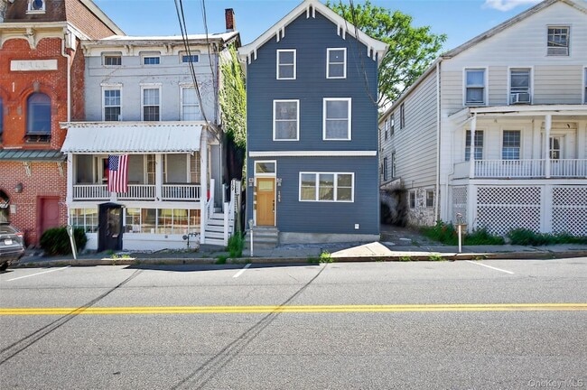 165 W Main St, Unit 1 in Goshen, NY - Foto de edificio - Building Photo