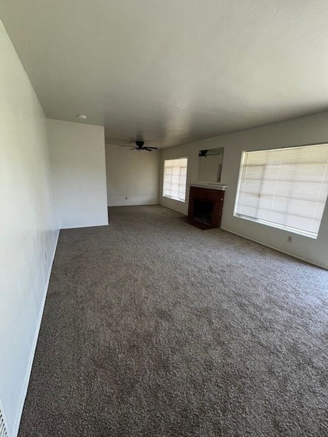 4414 Fishering Dr in Bakersfield, CA - Building Photo - Building Photo