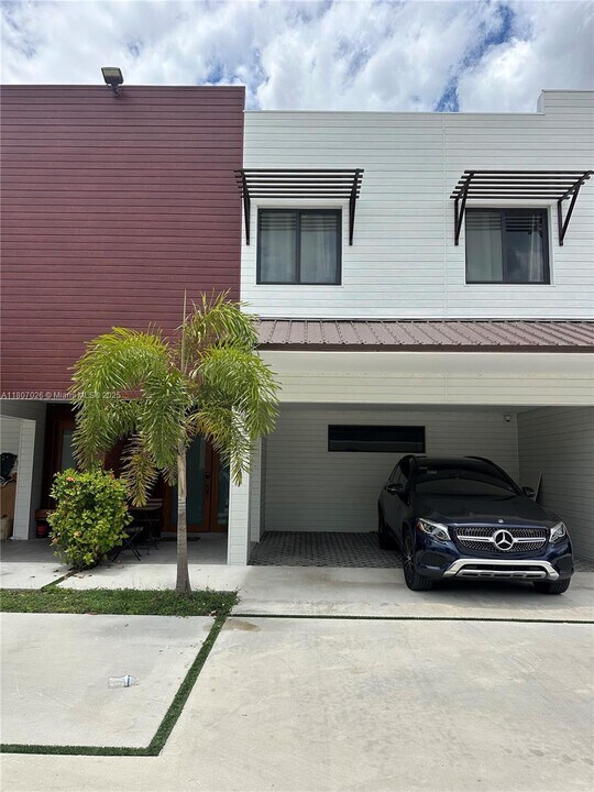 958 NW 10th St in Florida City, FL - Building Photo