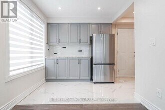 105 Brimorton Dr in Toronto, ON - Building Photo - Building Photo