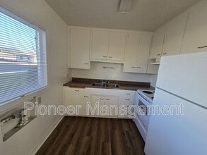 1663 NE Vine St in Roseburg, OR - Building Photo - Building Photo