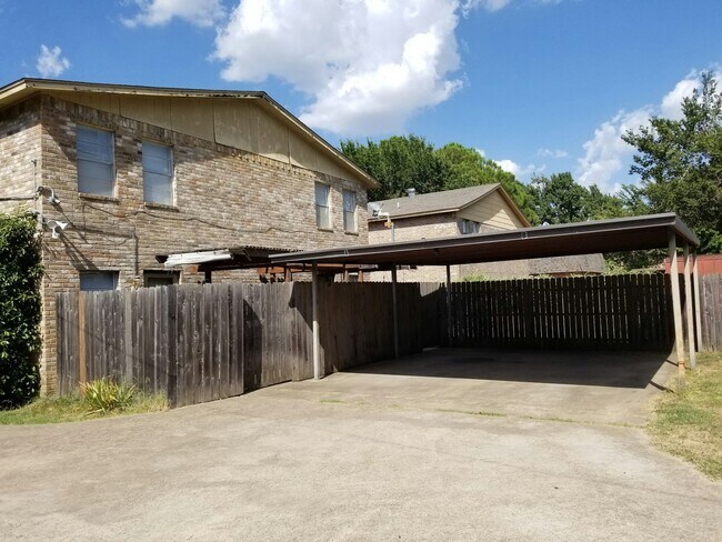 1912 Nolen Ct in Arlington, TX - Foto de edificio - Building Photo