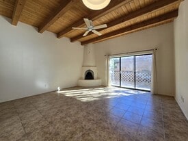 3353 Vista Del Prado Ct in Santa Fe, NM - Building Photo